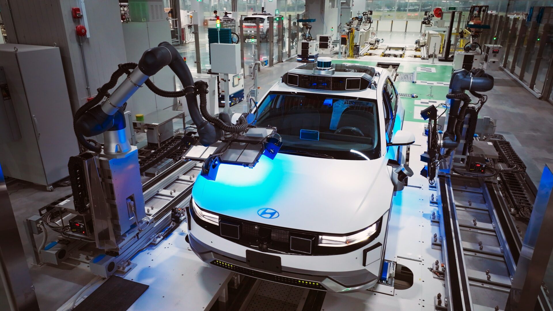На заводе Hyundai в Петербурге началась сборка моделей Rio и Solaris