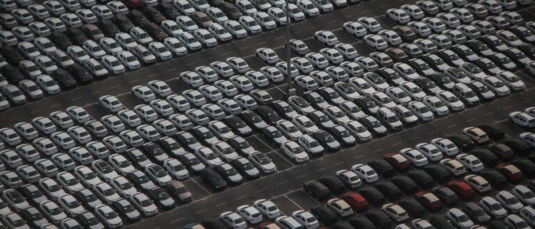 «Ведомости»: на складах у дилеров скопилось максимальное количество автомобилей