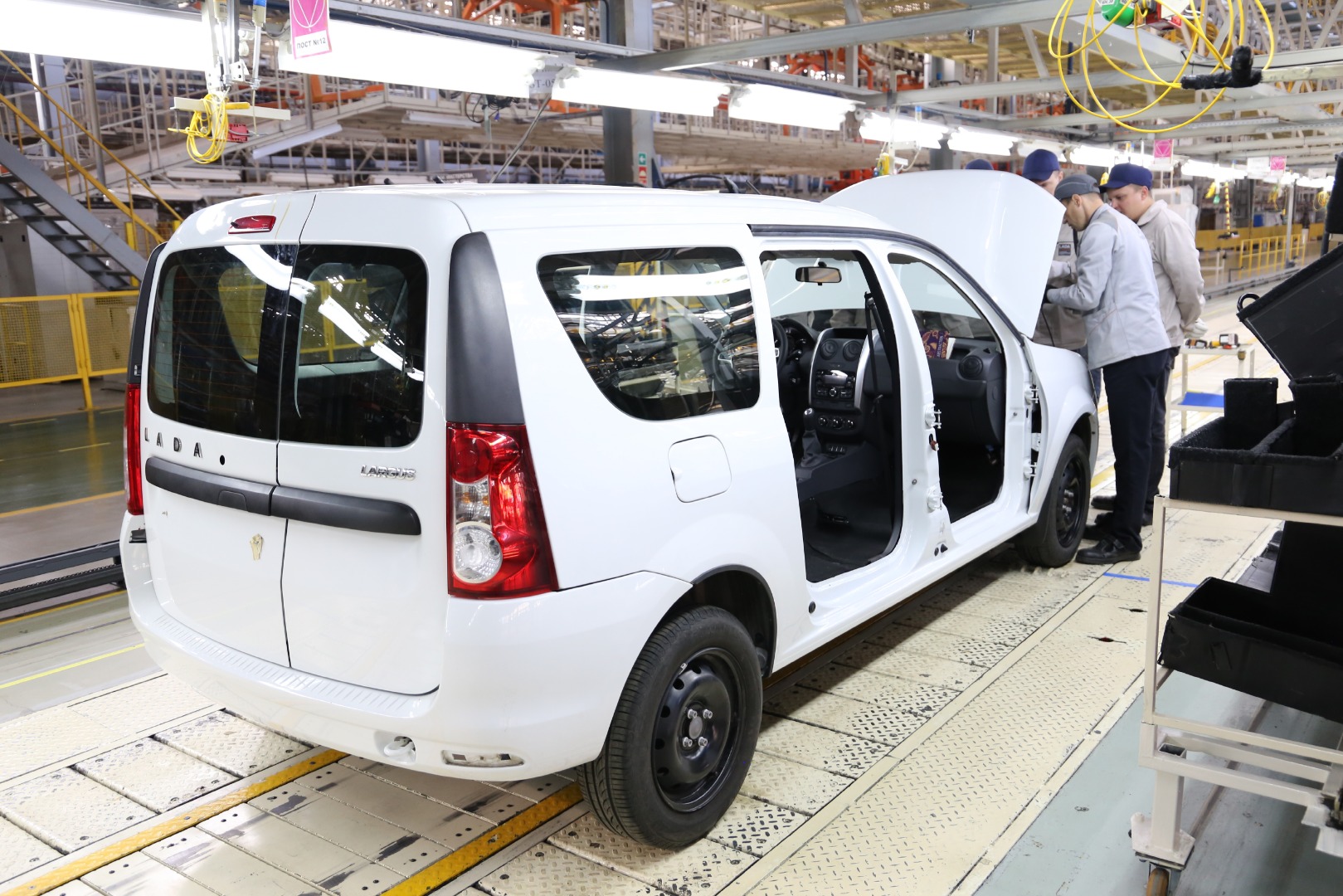 «АвтоВАЗ» возобновили производство универсалов Lada Largus