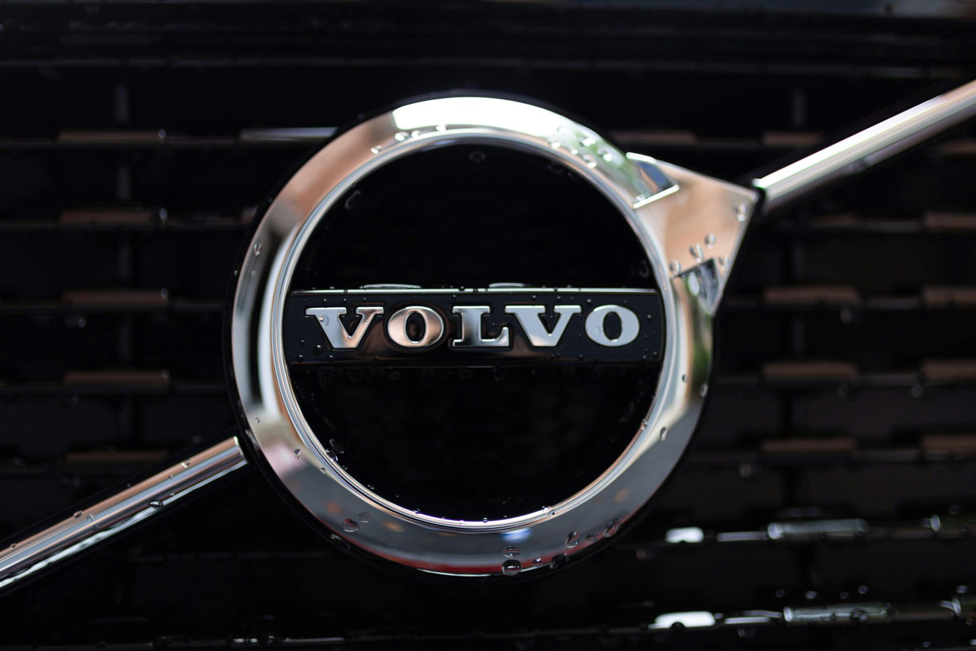 В Volvo представили новые электрокроссоверы EX40 и EC4 со спортпакетом Performance