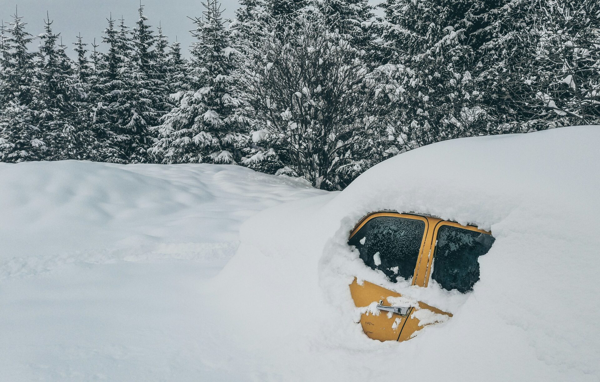 Автоэксперт Лигачев рассказал, как очистить машину после ледяного дождя