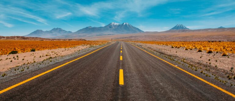 Autonews.ru объяснил, что делать при заезде правыми колесами на влажную обочину