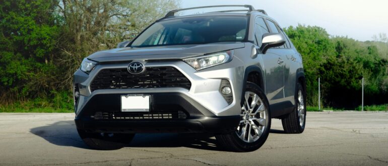 Toyota решила выпустить новый RAV4 через два года и формата «электрички»