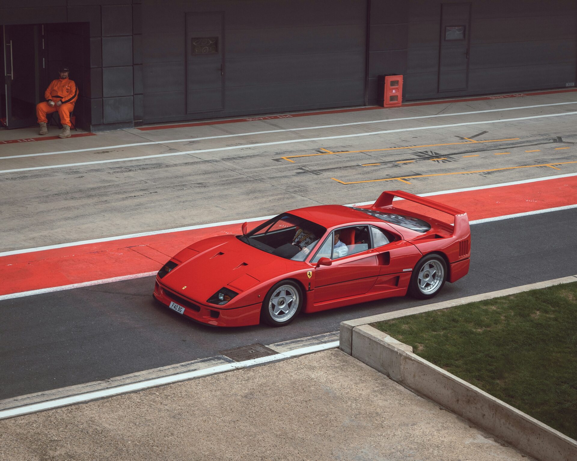 На аукцион выставили очень редкий Ferrari F40. Сколько хотят и кто заплатит?