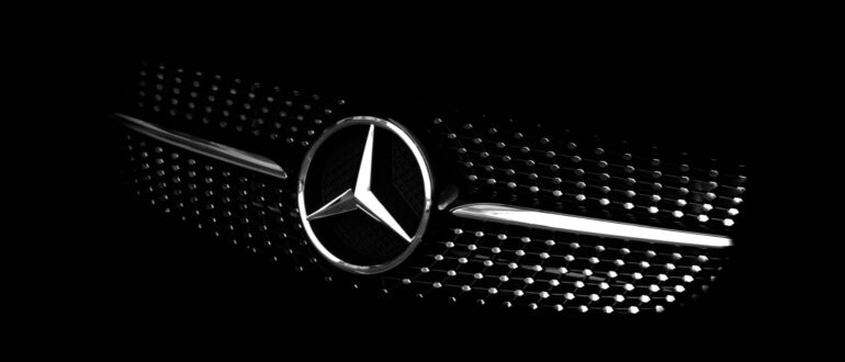 Mercedes-Benz обвинил BMW в жадности из-за опции подогрева сидений