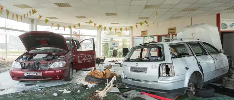 РБК: Блогеры нашли в Германии разграбленный автосалон Lada и Kia