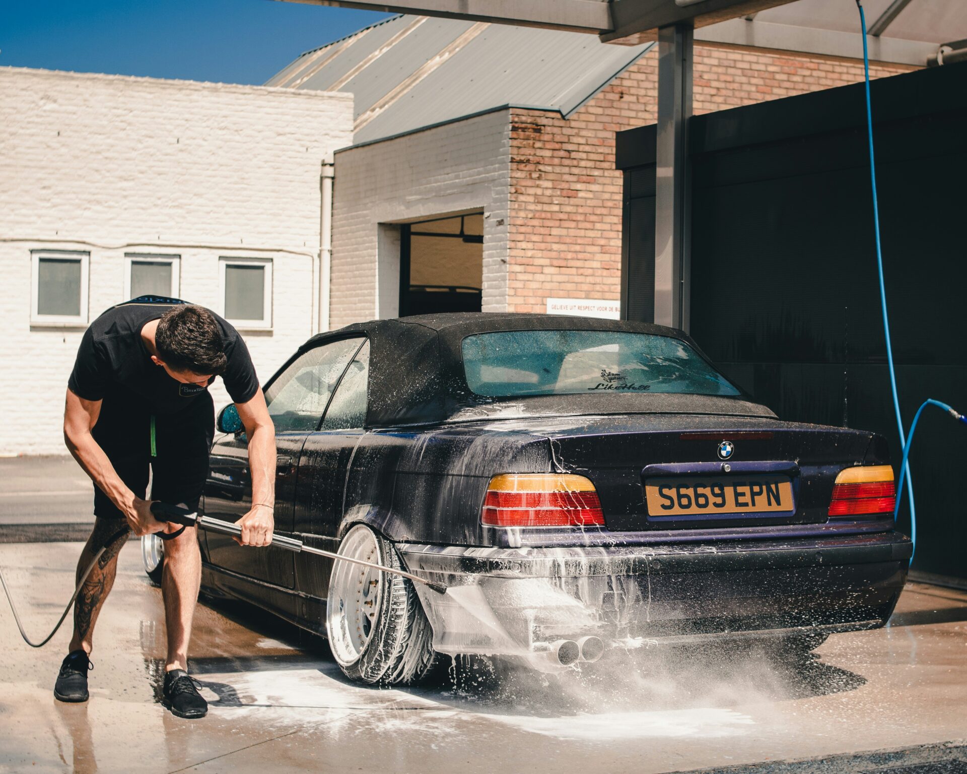 Эксперты рассказали, как правильно отмыть дно автомобиля от реагентов
