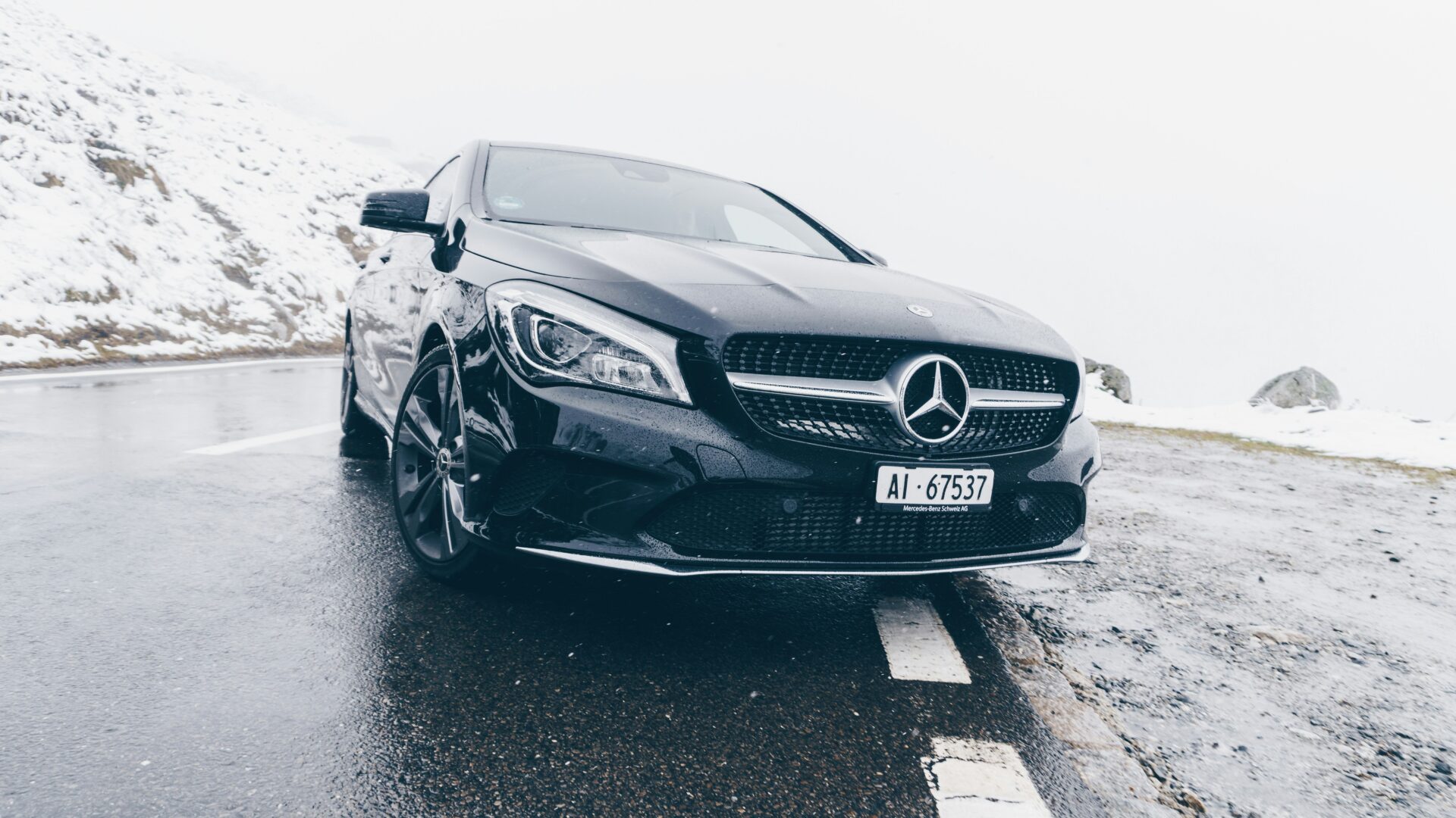 Более 150 автомобилей Mercedes стоят заброшенными под снегом в Есипово