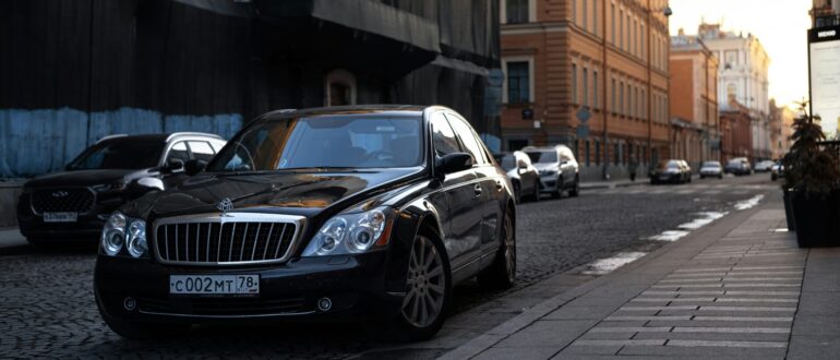Таксисты на «Майбахах» в Петербурге отказываются перекрашивать машины в белый цвет