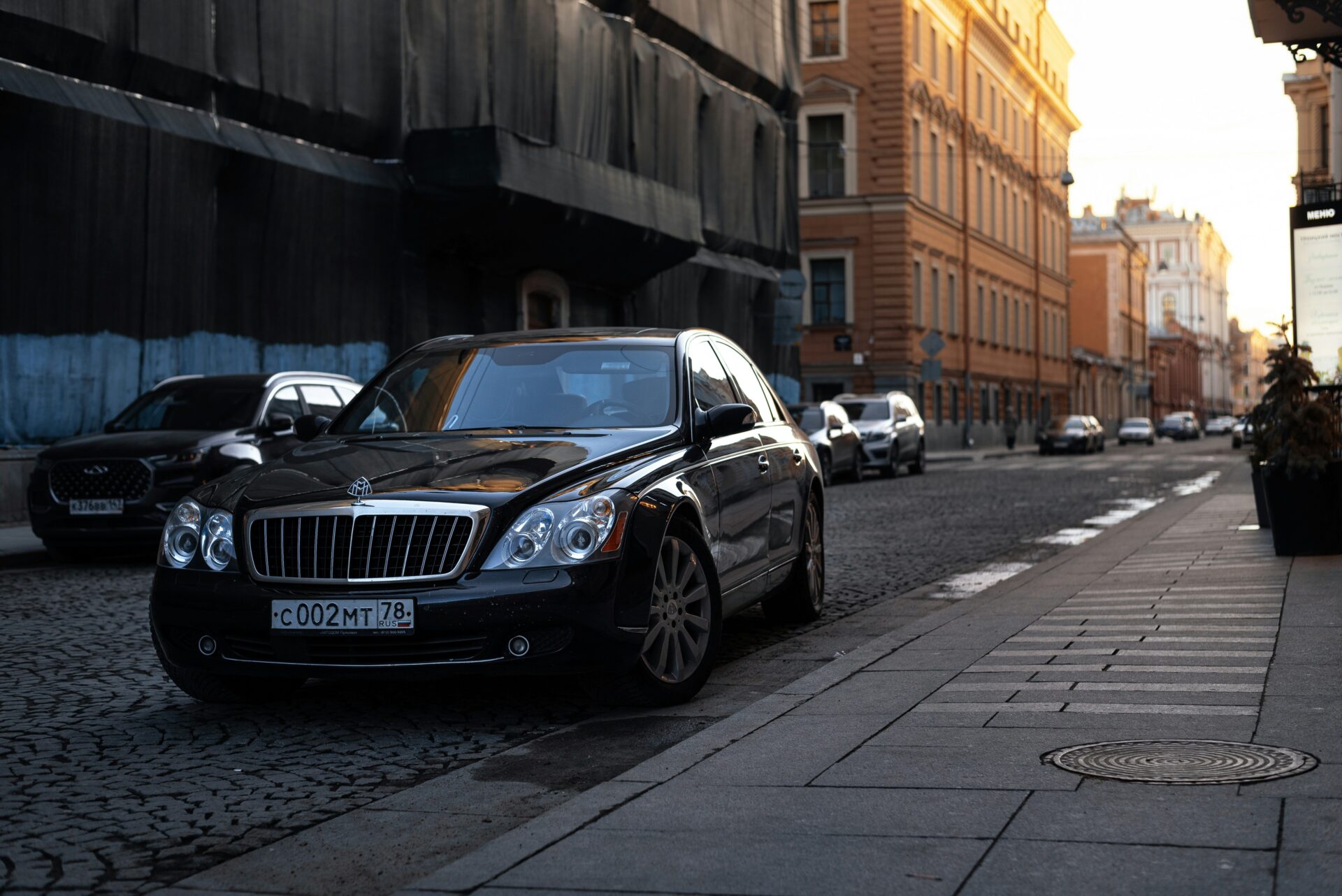 Таксисты на Maybach в Петербурге не хотят перекрашивать машины в белый цвет