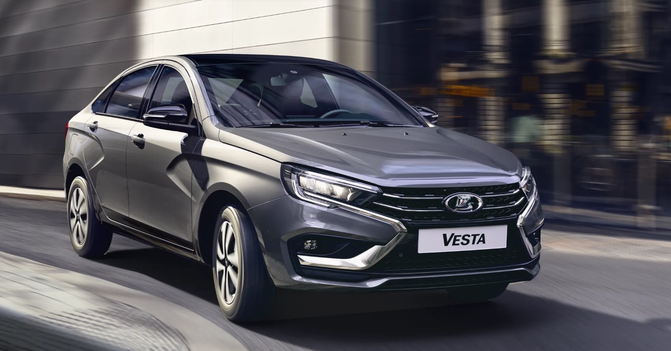 Дилеры: Автомобиль Lada Vesta в мае подорожает на 30-50 тыс. рублей