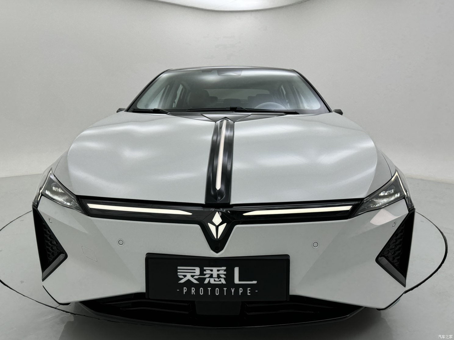 Dongfeng Honda 25 апреля покажет седан с шестью мониторами