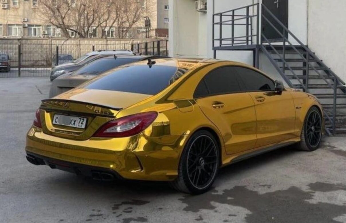 По улицам Тюмени заезд устроил золотого Mercedes-Benz CLS AMG