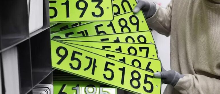 В Южной Кореи номера дорогих служебных авто окрасили кислотно-зеленым цветом