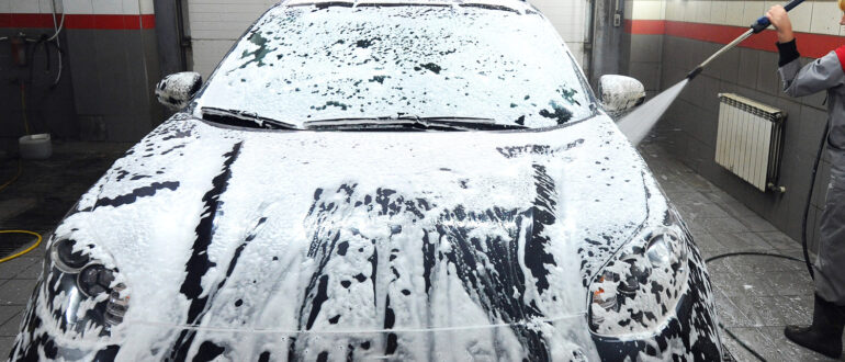 Директор «Авилон» Балашов рассказал, как безопасно убрать тополиные почки с авто