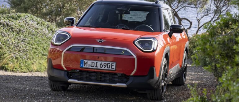 Официально дебютировал новый кроссовер Mini Aceman с управляемостью карта