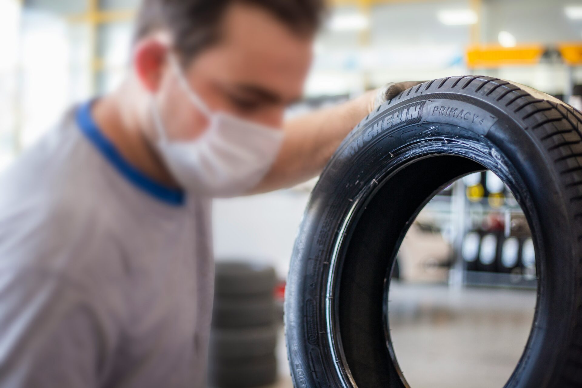 Эксперт «За рулем» рассказал, где можно посмотреть нужное значение давления в шинах