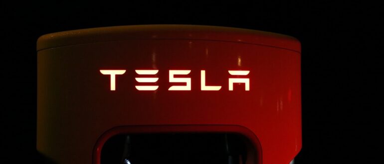 Прибыль компании Tesla в первом квартале упала на 55%