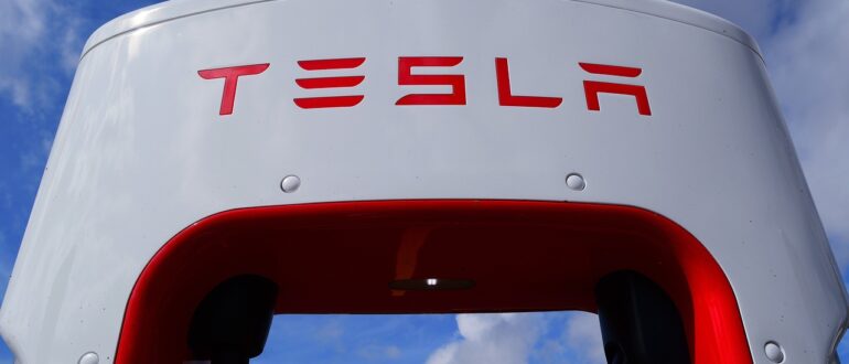 Tesla намерена выпуском новых дешевых электромобилей повысить спрос