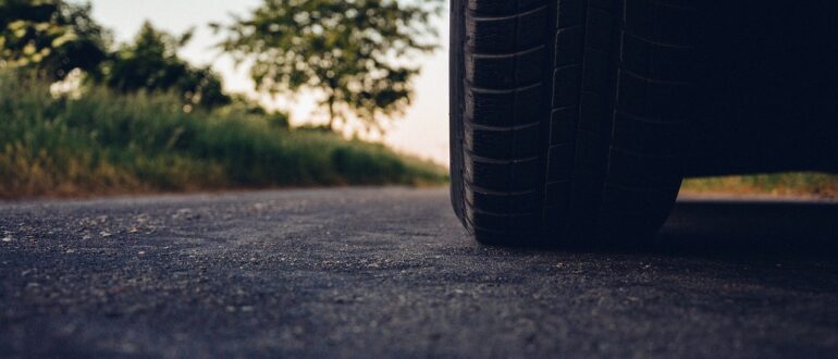 Автоэксперт объяснил, почему опасно ездить на шинах-липучках в летнее время