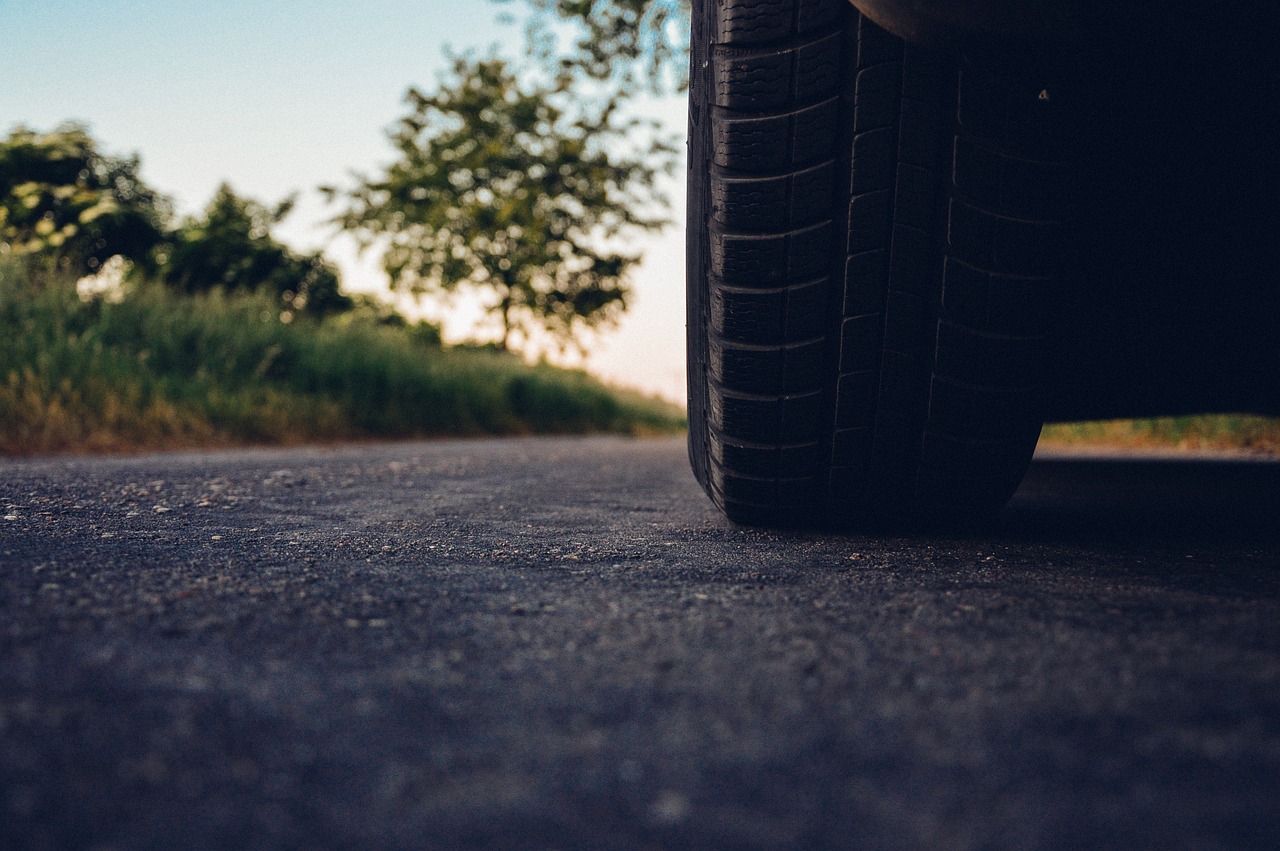 Автоэксперт объяснил, почему опасно ездить на шинах-липучках в летнее время