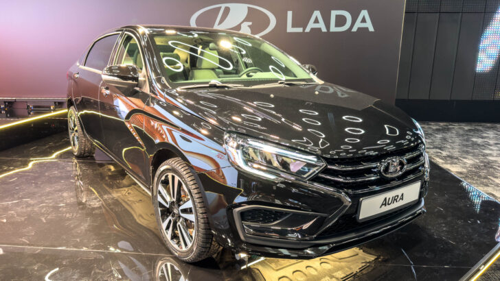 На заводе «АвтоВАЗ» началась конвейерная сборка Lada Aura в топовой комплектации