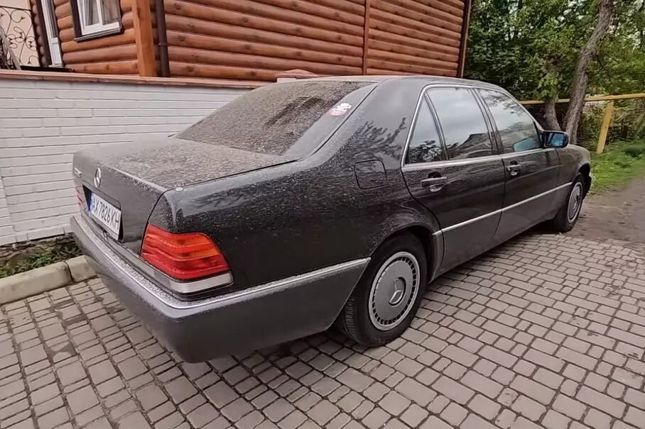 В Украине обнаружили Mercedes W140, простоявший в гараже с 90-х годов