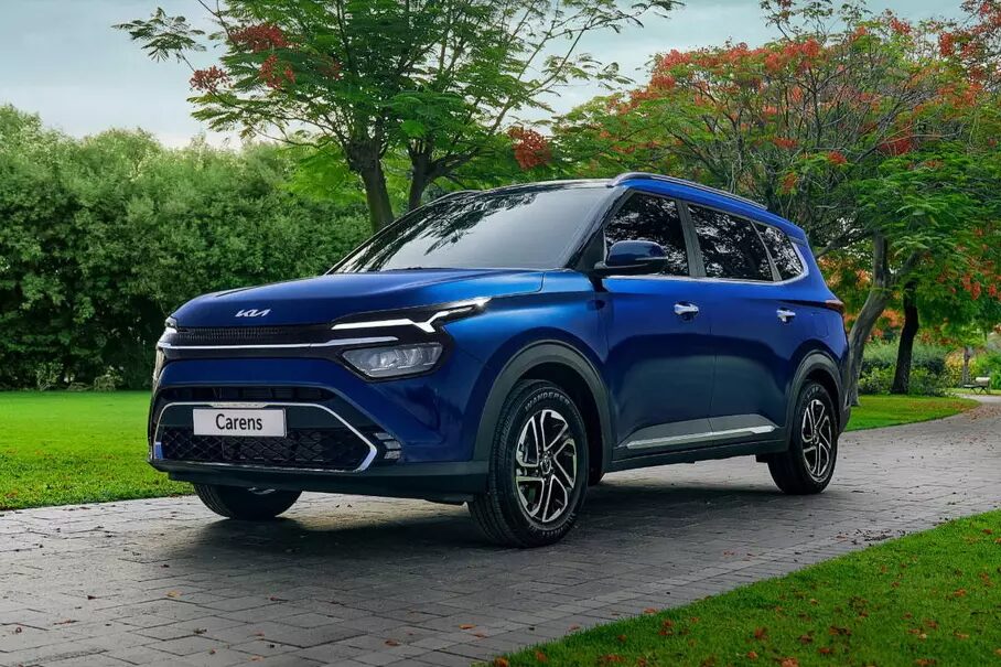 В РФ начались продажи нового кроссвэна Kia Carens: новинка дешевле Cerato