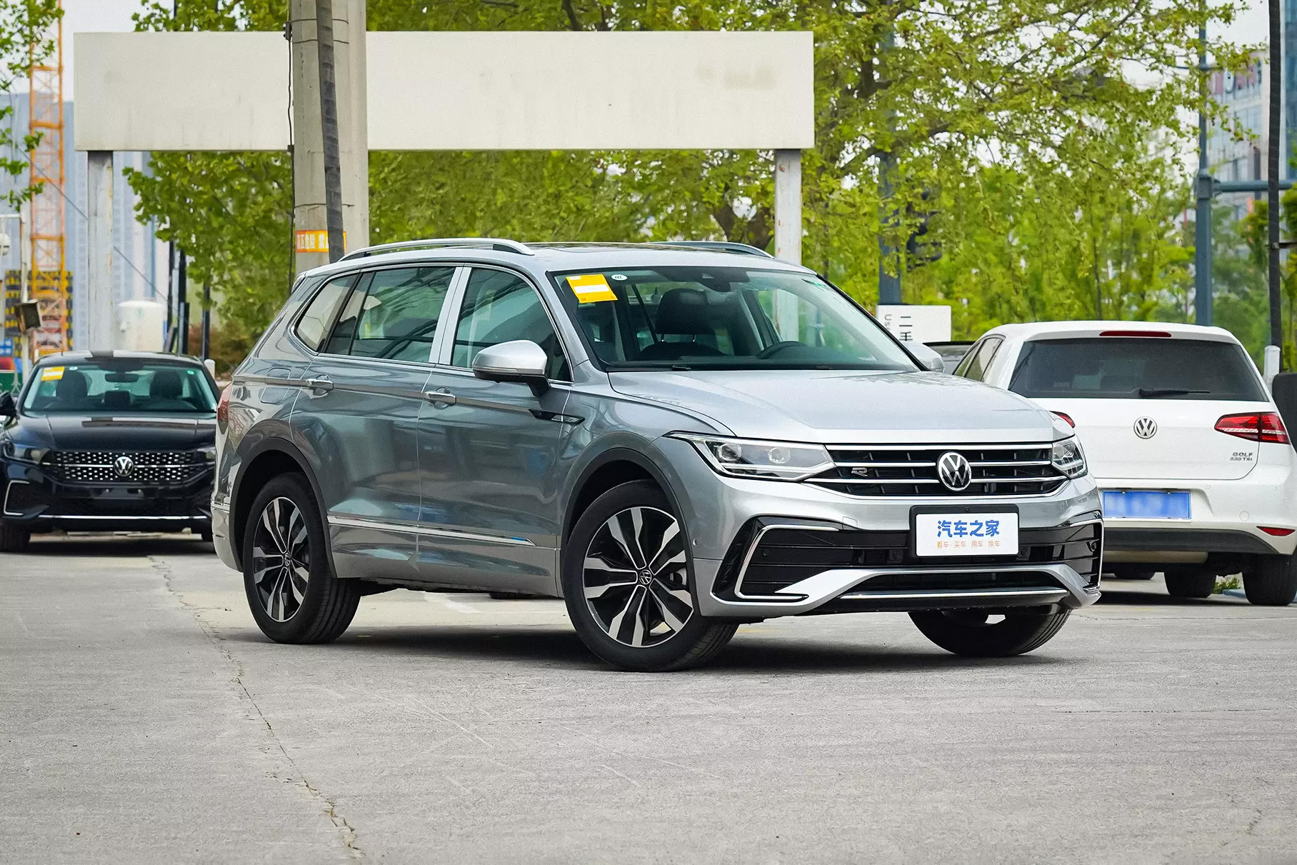 В России начались продажи абсолютно новые кроссоверы Volkswagen Tiguan L 2024 года